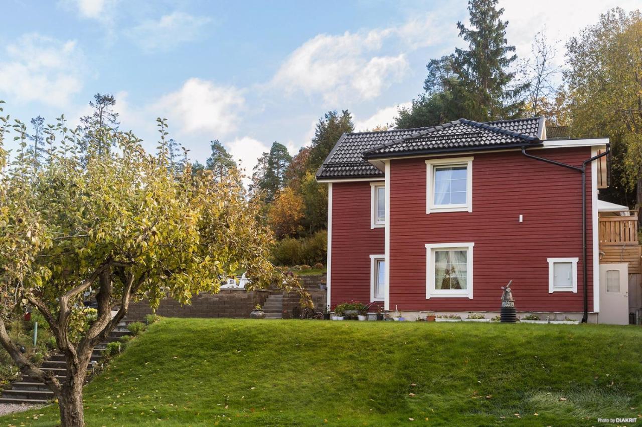 Charming Apartment In A Red House In Stockholm Bagian luar foto