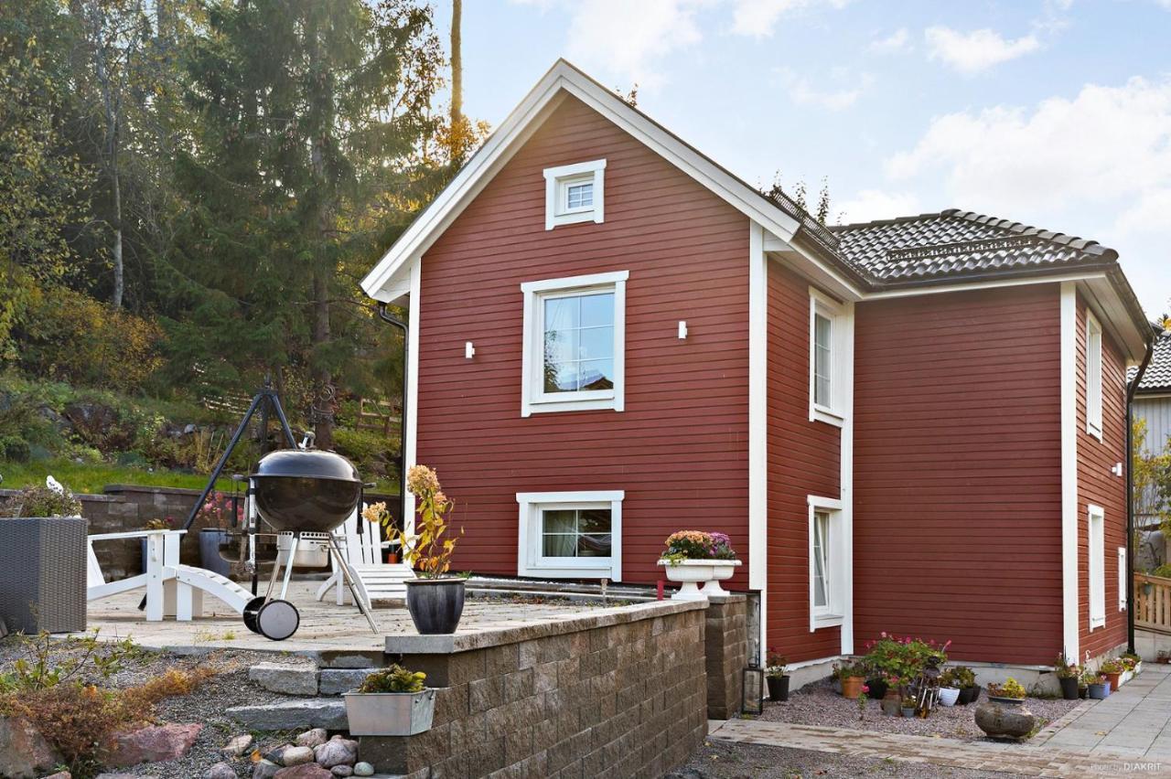 Charming Apartment In A Red House In Stockholm Bagian luar foto